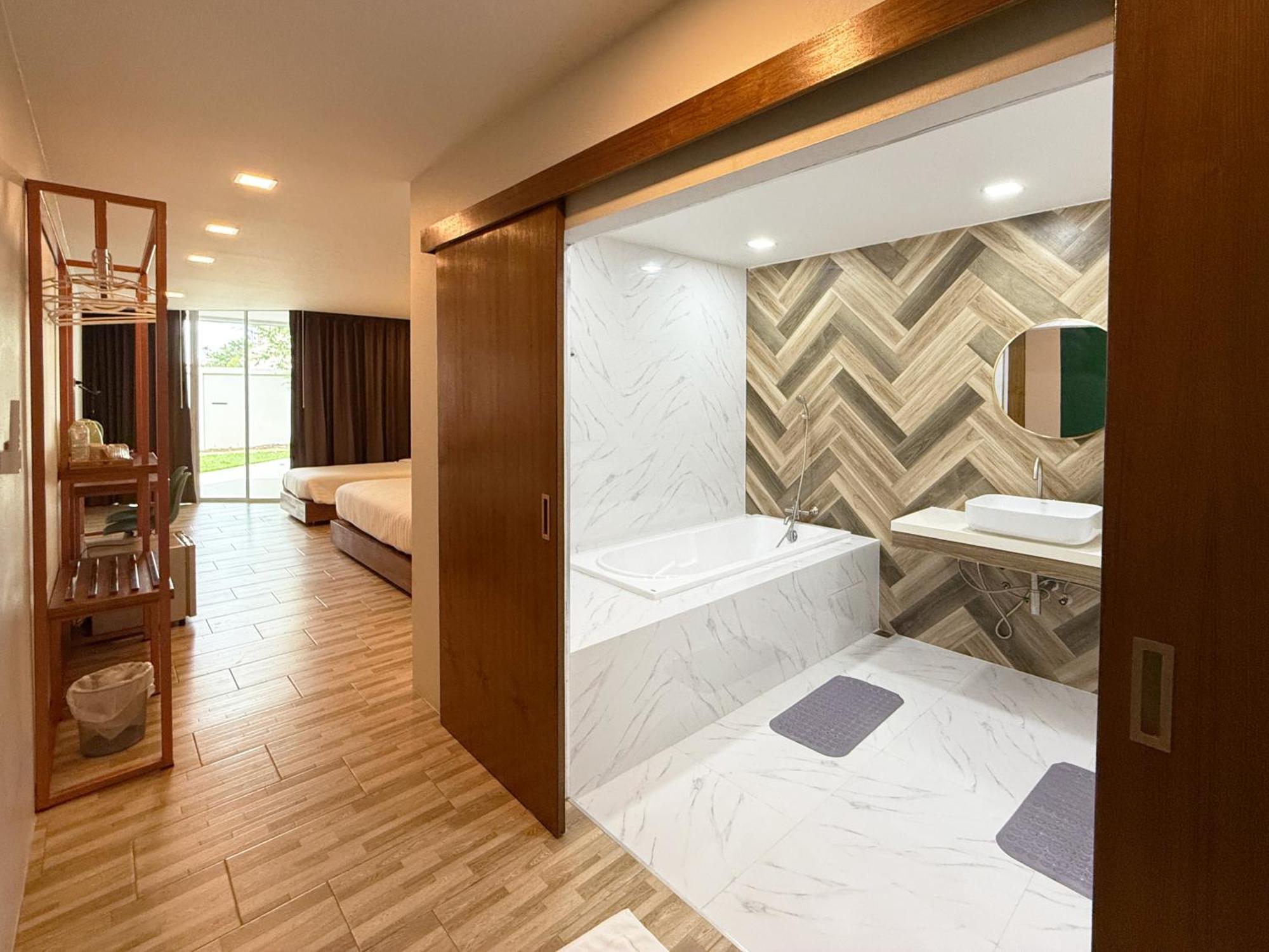 Plernpetch Hotel Szuratthani Kültér fotó